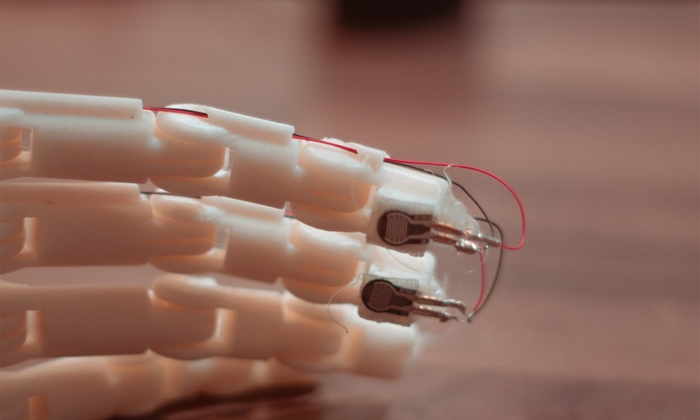 Une prothèse de bras imprimée en 3D permettant le toucher