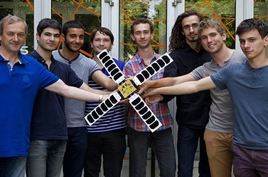 Etudiants tenant un satellite imprimé en 3D