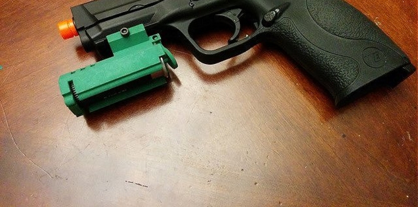 /media/picture/thumb/2015/06/13/xDgS/full-length-green-version-mounted-to-pistol-small_size_833x413..jpg