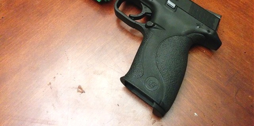 /media/picture/thumb/2015/11/30/DwVz/full-length-green-version-on-pistol-rear-quarter-view-small_size_833x413..jpg