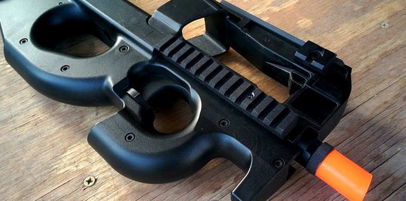 /media/picture/thumb/2017/09/17/Vyla/close-up-of-black-side-rail-on-p90-small_size_833x413..jpg
