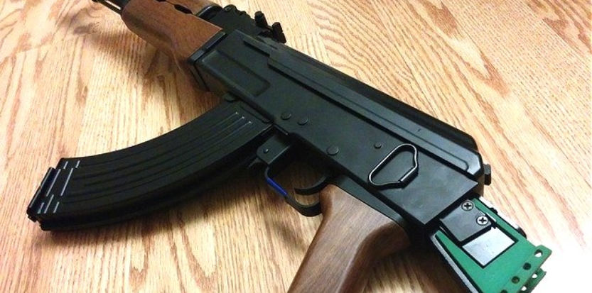 /media/picture/thumb/2018/04/08/EeWx/quarter-view-of-ak-47-with-green-version-small_size_833x413..jpg