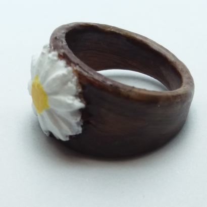 Ring with embedded daisy