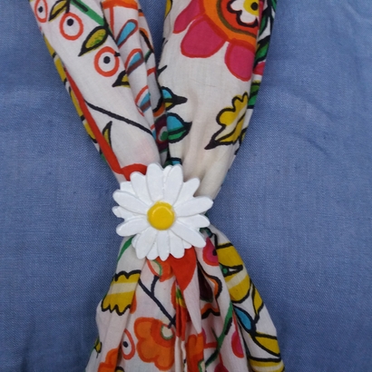 Scarf buckle triple ring with daisy and diameter 28mm